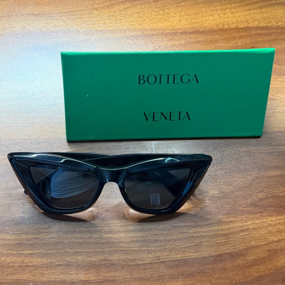 Bottega Veneta Cat Eye Sunglasses Style BV1101S